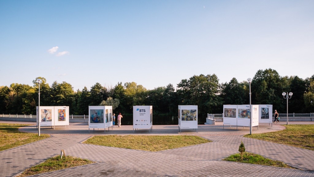 На набережной в Бресте открылась выставка под открытым небом