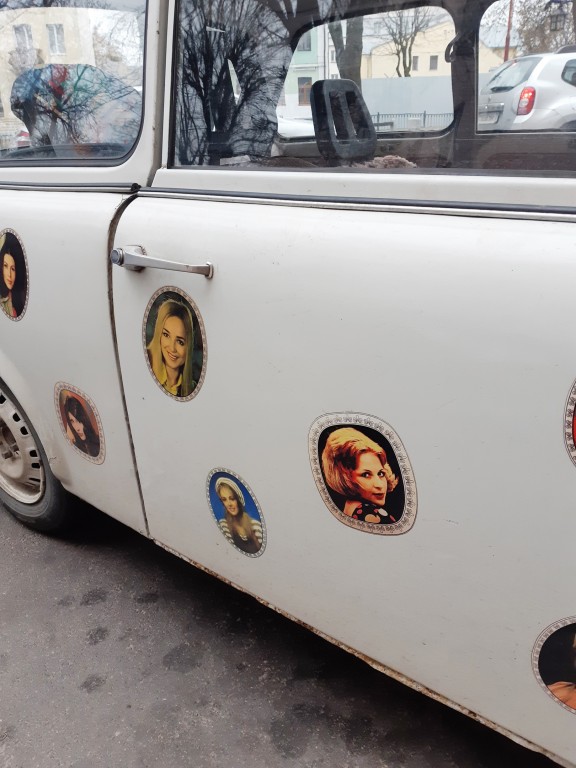 Авто с портретами звёзд прошлого века паркуется в центре Бреста