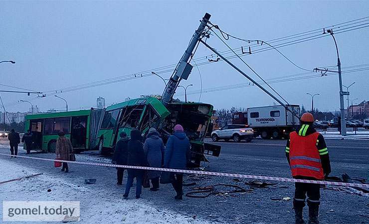 Фотофакт: в Минске столб буквально «вошел» в пассажирский автобус, передняя часть всмятку