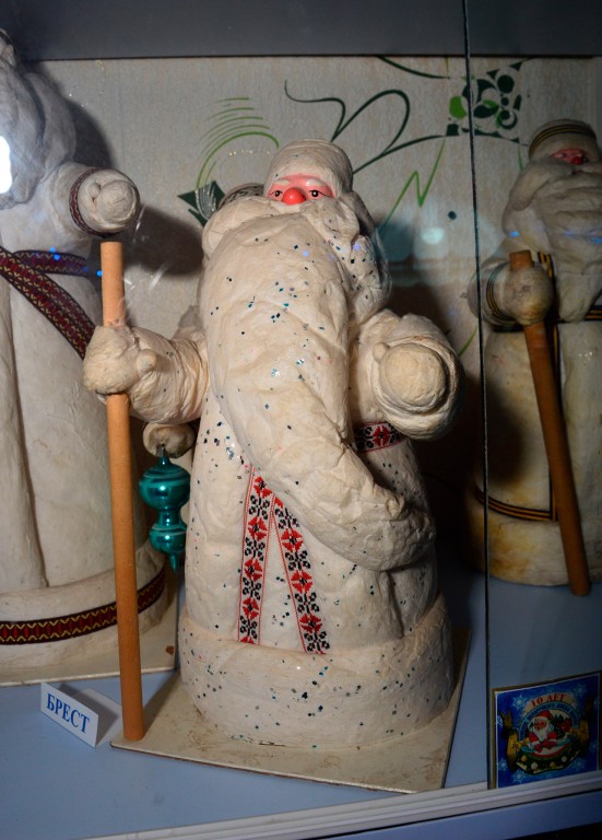 Экспонаты частного музея Дедов Морозов и Снегурочек фото