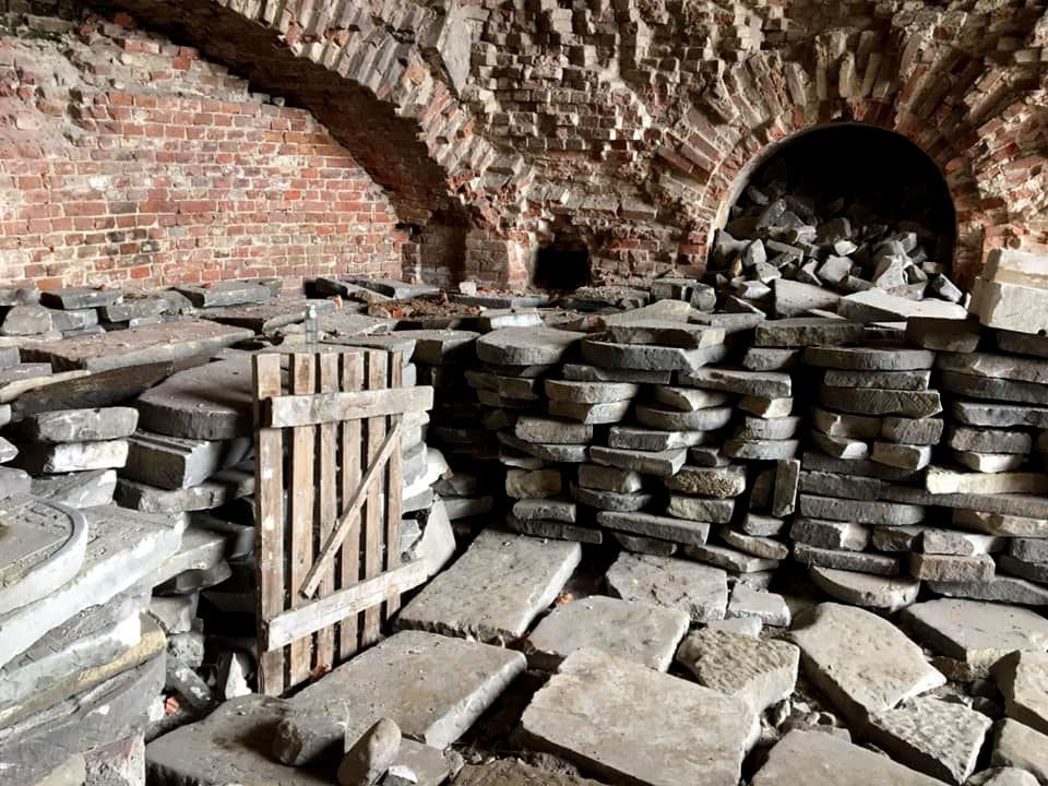 Куда и зачем вывозят могильные плиты из крепости