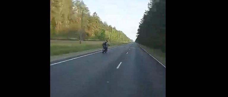 Мотоциклист чуть не стал виновником аварии под Белозерском (видео)