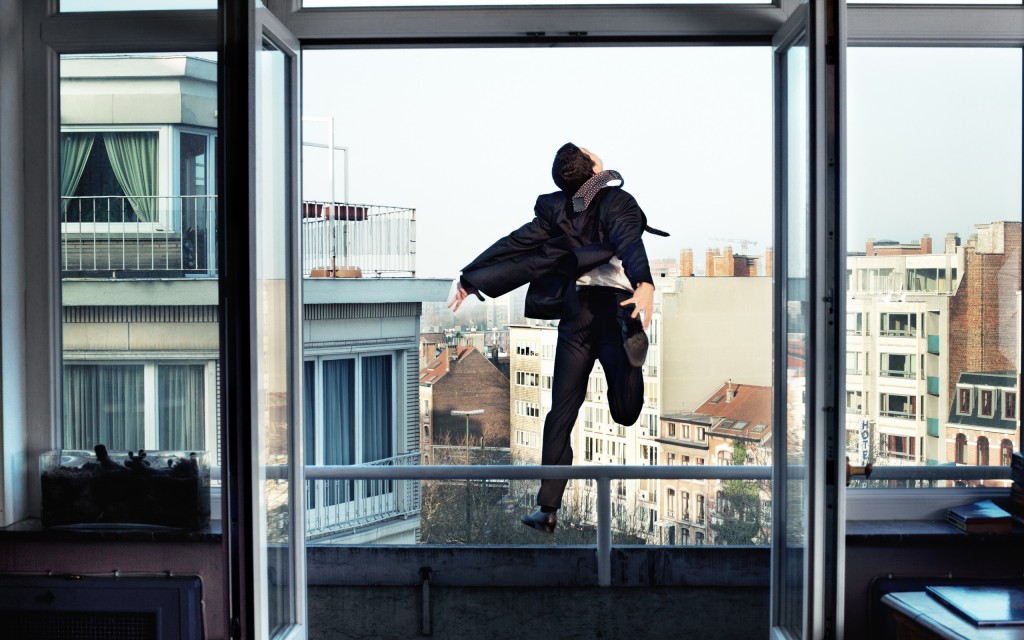 Мужчина в Бресте хотел выпрыгнуть из окна (видео)