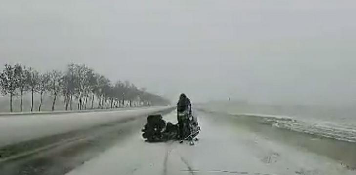 Появилось видео падения мотоциклиста, выехавшего на заснеженную трассу