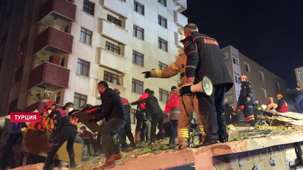 Пятилетнюю девочку достали из-под обломков рухнувшего дома в Стамбуле (видео)