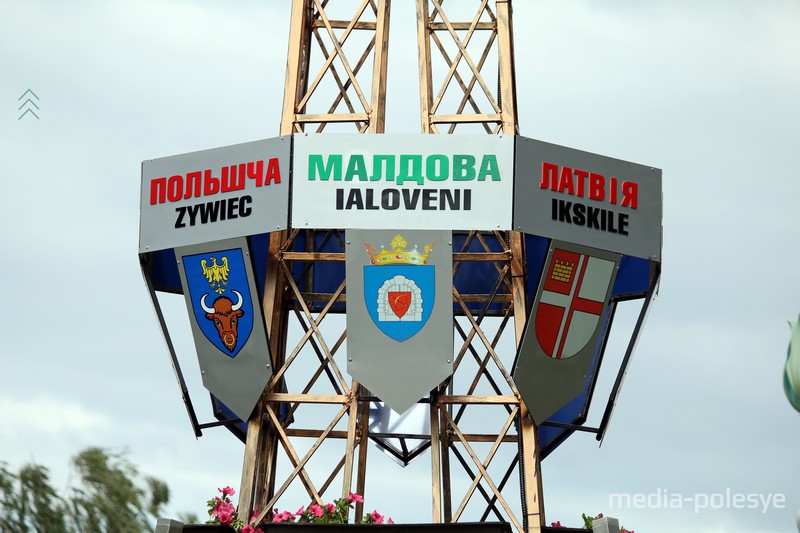 Столинскую башню украсили гербами городов-побратимов