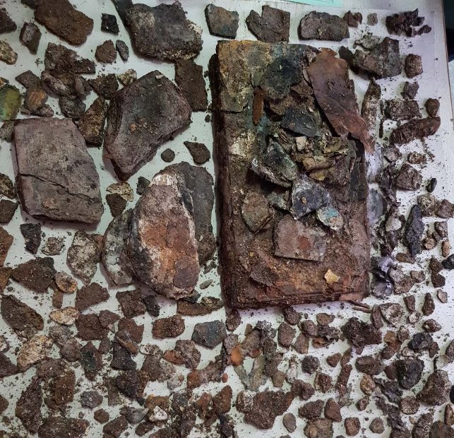 Сундук с книгой и монетами найден при реконструкции Коссовского дворца