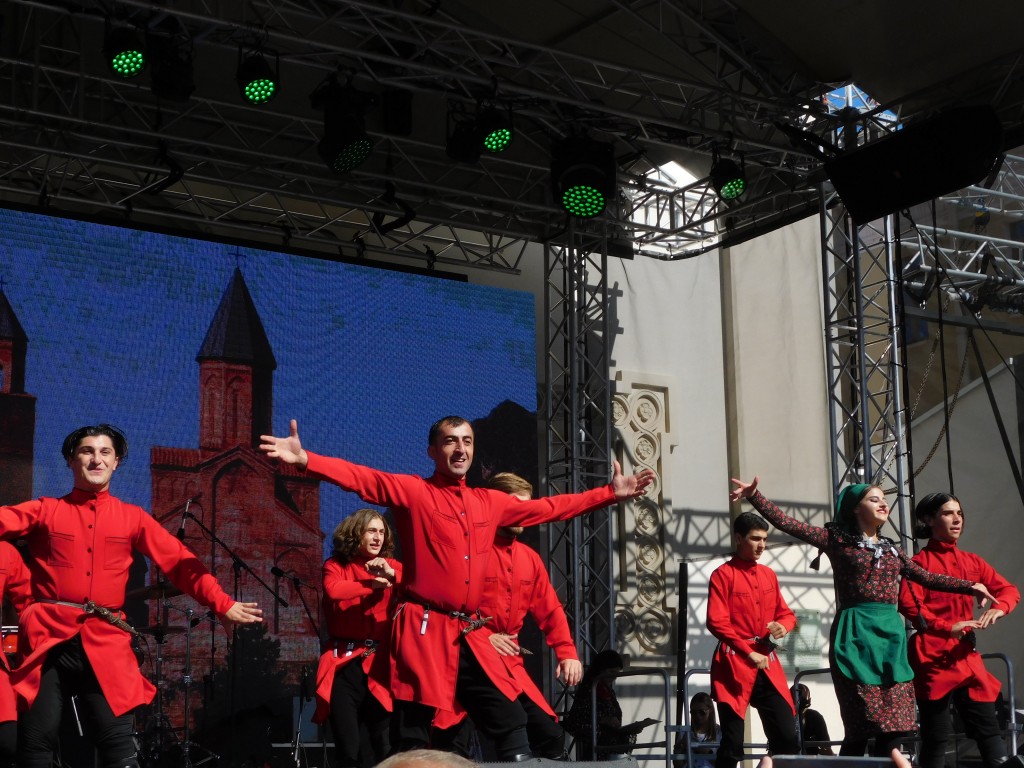 Выступления грузинских артистов, разнообразный фудкорт и множество развлечений. Рассказываем, как прошел фестиваль «Тбілісоба»