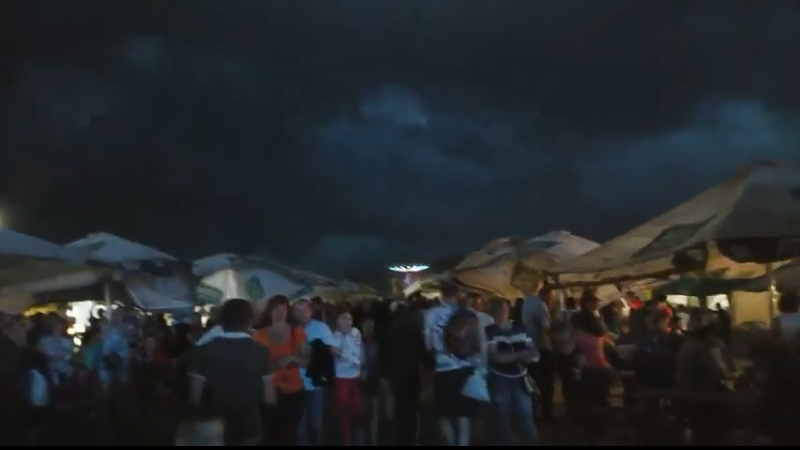 Ураган сорвал крышу сцены во время фестиваля в Украине