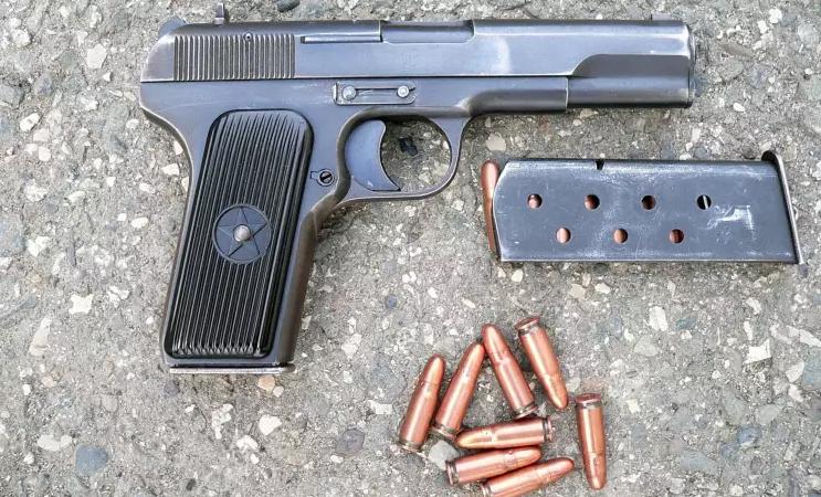 В Бресте у магазина задержан 17-летний парень, у него нашли пистолет и две обоймы