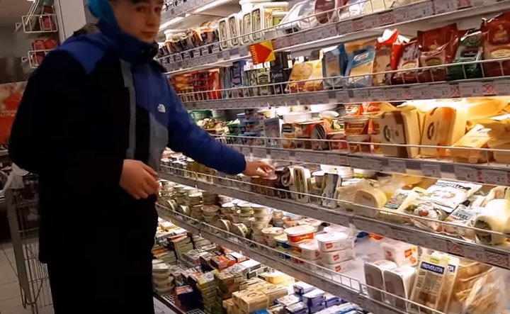 Видеоблогер из Полоцка проверял, как работает охрана в магазинах. Доснимался до ИВС и суда