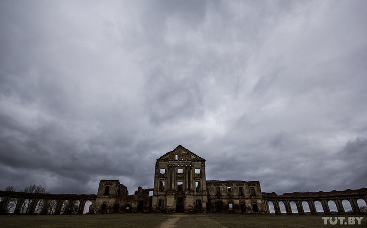 Американский журналист побывал в Ружанском дворце и назвал его «одними из величайших руин Европы» 