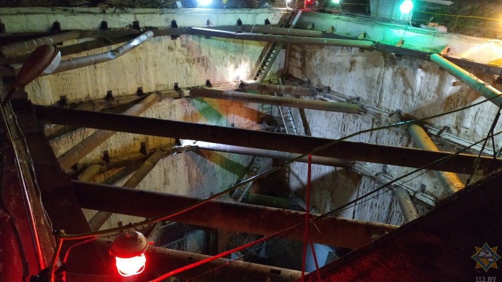 Автокран упал в котлован при строительстве метро в Минске