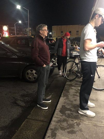 Фото Билла Гейтса в очереди за бургером стало вирусным в сети 