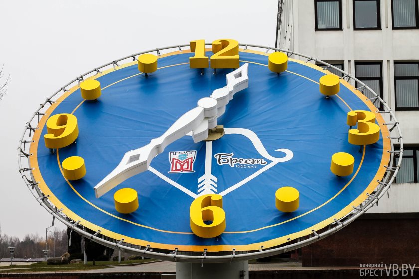 Фотофакт: часы в Московском районе Бреста сменили дизайн