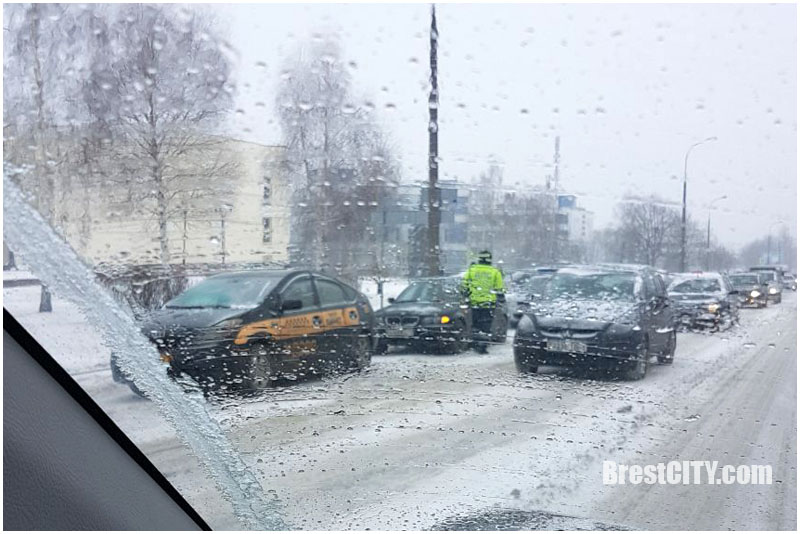 Два ДТП с участием такси сегодня в Бресте (видео) 