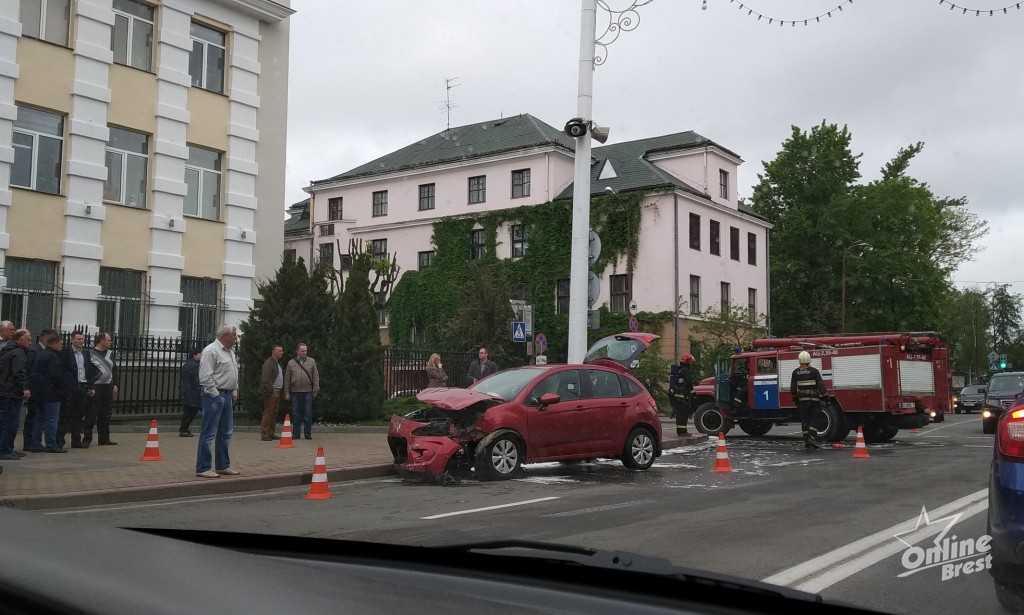 Две легковушки столкнулись на Ленина в Бресте