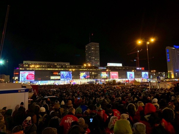 Тысячи поляков вышли почтить память мэра Гданьска