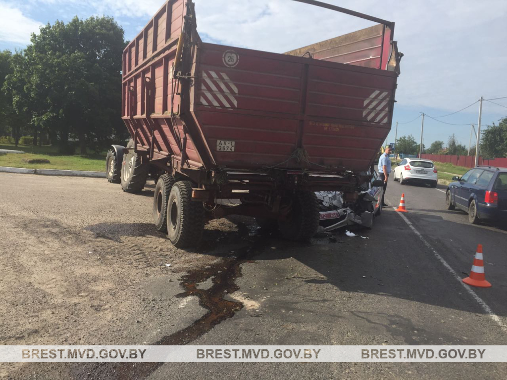 Машина ГАИ и трактор столкнулись в Столинском районе