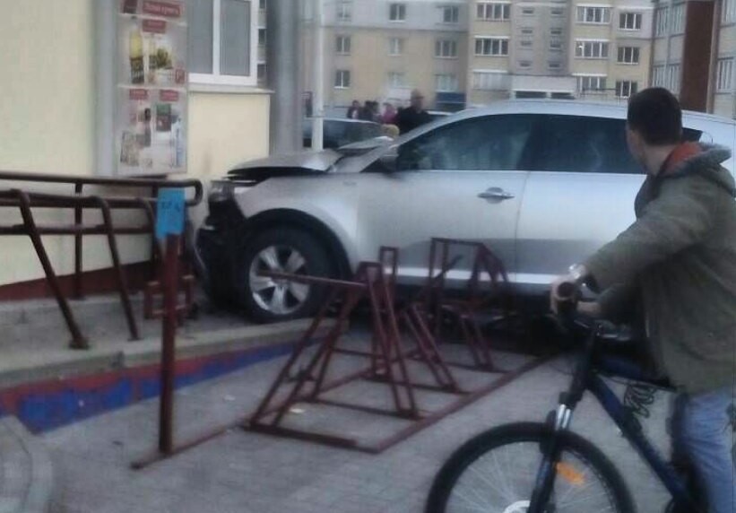 Машина влетела в магазин в Пинске
