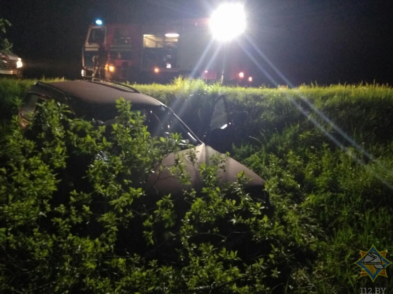 Машина вылетела в кювет под Ганцевичами: пассажира деблокировали спасатели