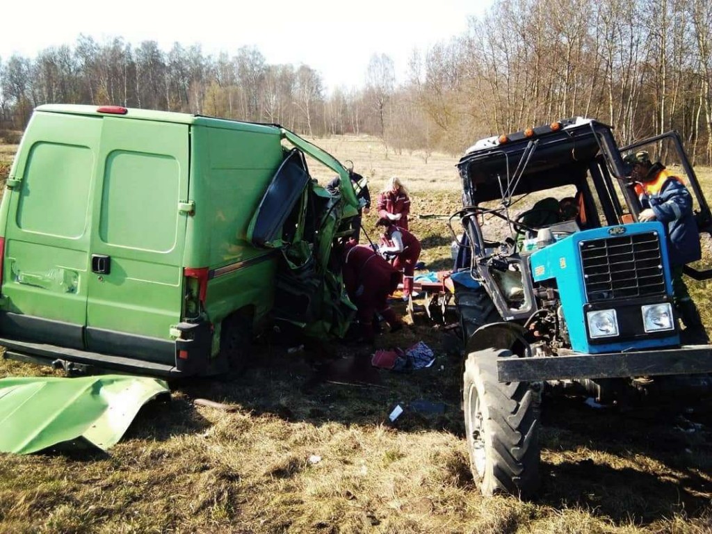 Микроавтобус врезался в трактор: погибла женщина