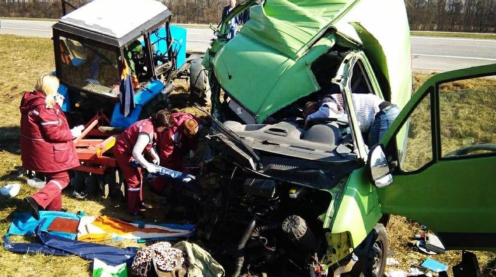 Микроавтобус врезался в трактор: погибла женщина