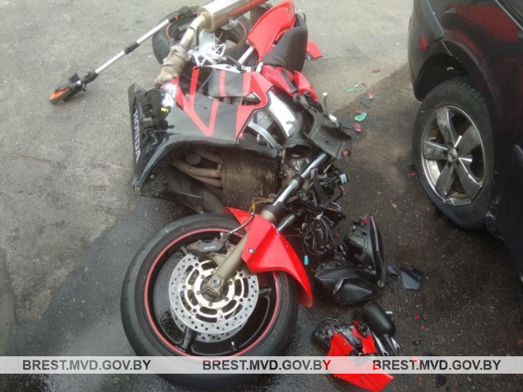 Мотоциклист-бесправник гонялся по Ивацевичам и попал в аварию