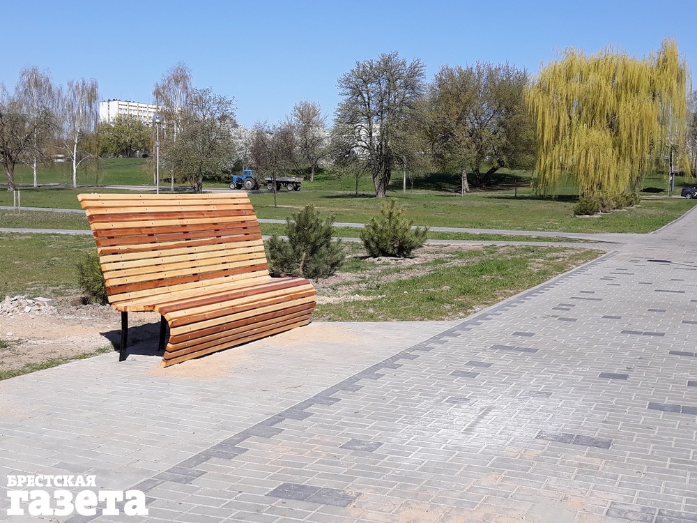 На набережной в Бресте установили новые удобные скамейки