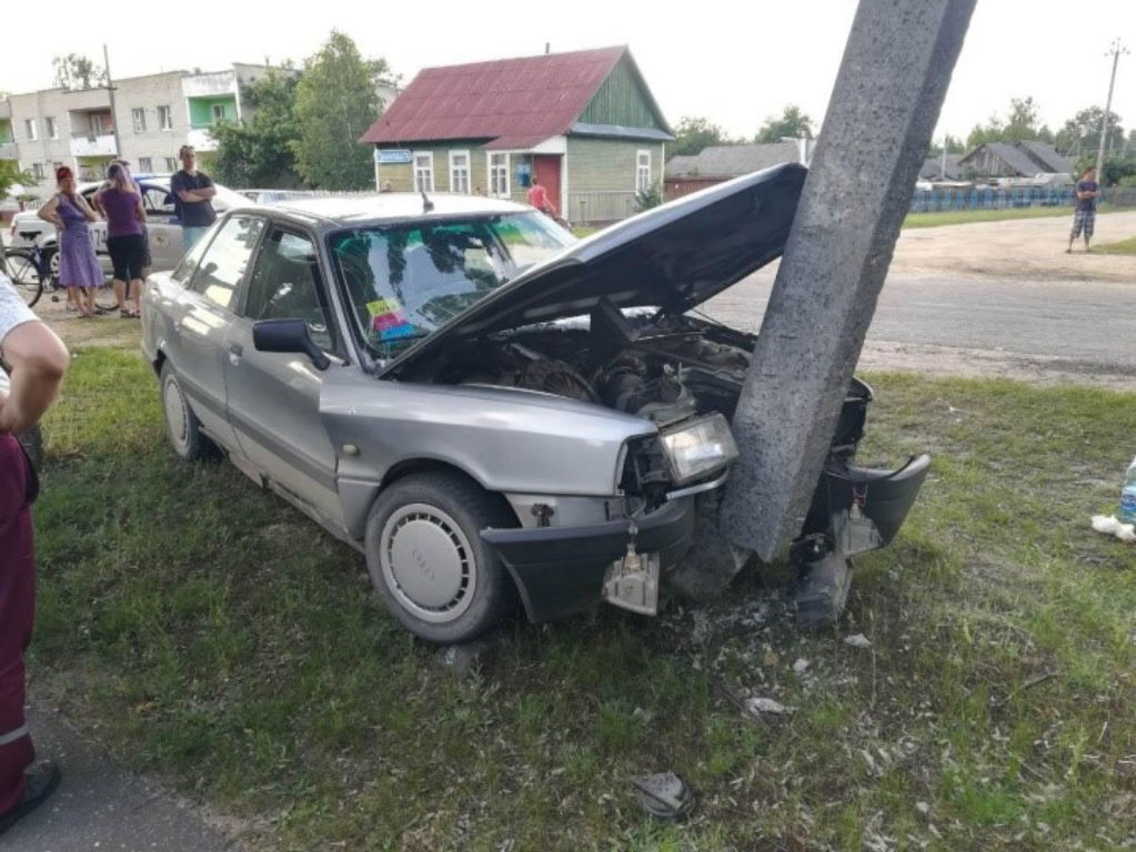 Под Дрогичином водитель врезался в столб и получил тяжелые травмы