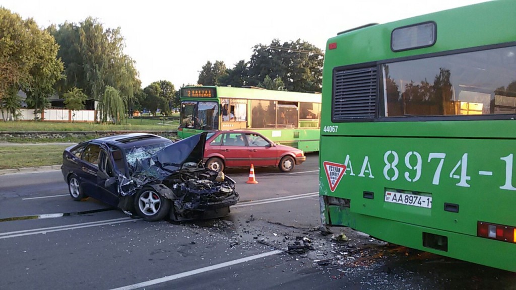 Пьяный водитель врезался в автобус в Пинске