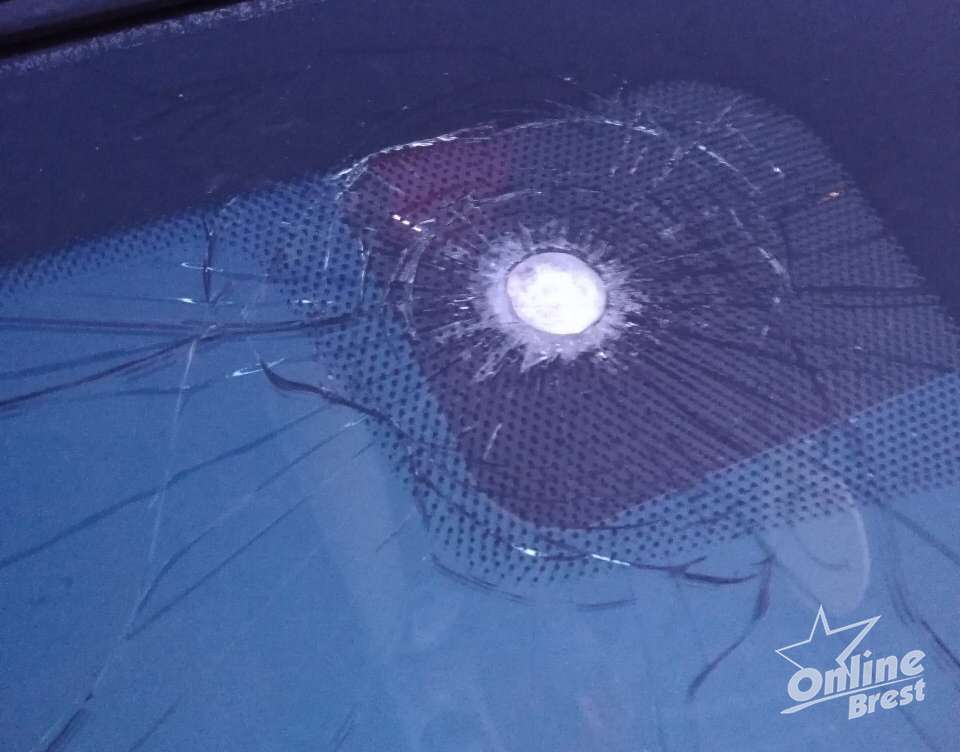 В Бресте чупа-чупс нанес ущерб припаркованному автомобилю
