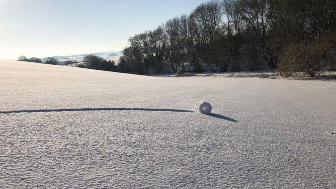 Загадка природы: в Англии на полях появились снежные рулоны