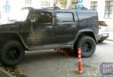 Hummer с российскими номерами был припаркован в Бресте на заградительных столбиках