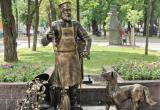 На Гоголя в Бресте появился новый фонарь и металлический дворник с собакой