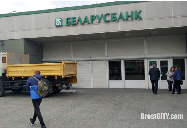 Беларусбанк на углу Московской-Пионерской закрыли на ремонт почти до конца года