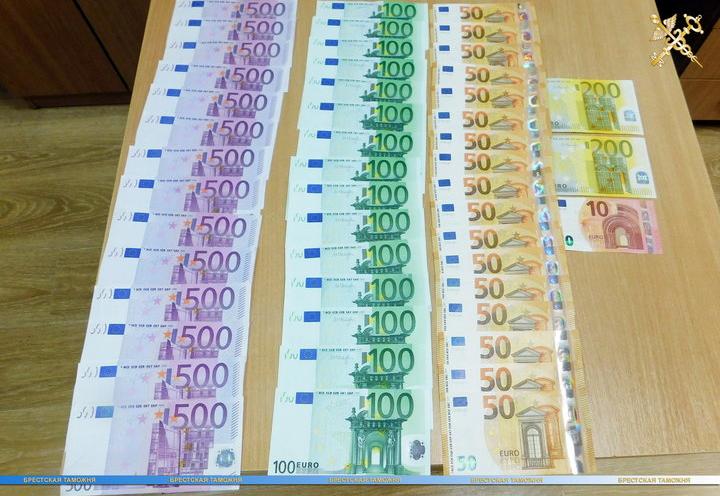 Брестские таможенники изъяли у белоруски около 10 тысяч евро