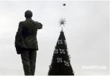 На главной елке Бреста появились логотипы юбилея города, а на кольце по Суворова – иллюминация из снеговиков и елок