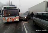 Утром 9 января в Бресте на Московской столкнулись троллейбус и легковой автомобиль