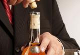 В Бресте налоговый инспектор взял 3 бутылки элитного алкоголя в качестве взятки