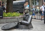В Бресте на Гоголя открыли скульптуру сантехника