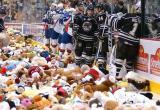 Видеофакт. Во время хоккейного матча в США болельщики выбросили на лед почти 35 тысяч плюшевых мишек