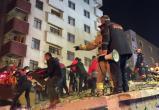 Пятилетнюю девочку достали из-под обломков рухнувшего дома в Стамбуле (видео)