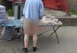 В Гродно голый ниже пояса мужчина продавал очки