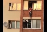 Видео: женщина висела на балконе высотки в Минске