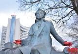 В Минске неизвестные разрисовали памятник Пушкину (видео)