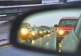 Водители с 25 августа должны круглосуточно ездить с включенным светом фар