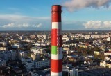 На бело-красной трубе ТЭЦ в Бресте рисуют государственный флаг