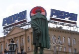 Памятник Пушкину склоняет голову напротив знаменитой красно-бело-синей рекламы пепси на Тверской улице в Москве Фото «Спутника»