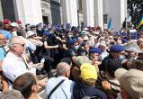 В Киеве полиция применила слезоточивый газ против протестующих пенсионеров